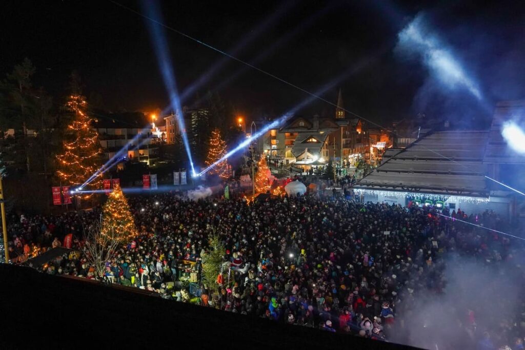 espectadores para el espectáculo de drones de Serre-Chevalier