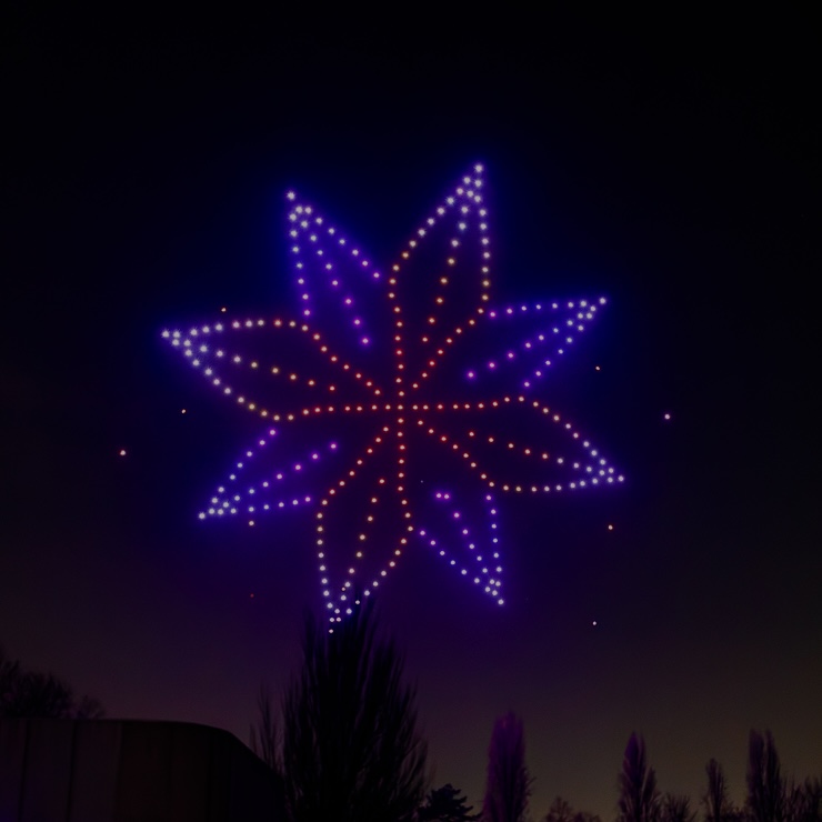 Drones vormen een bloem in de lucht boven Villeneuve-la-Garenne.