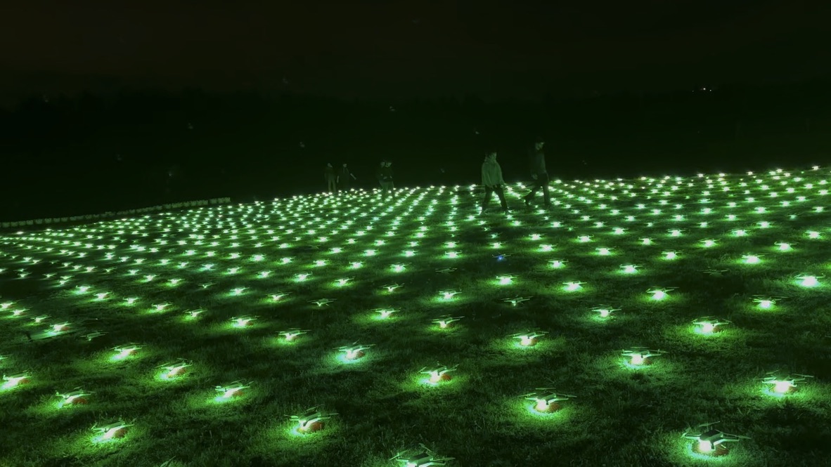 Lanzamiento de drones de color verde durante un espectáculo aéreo