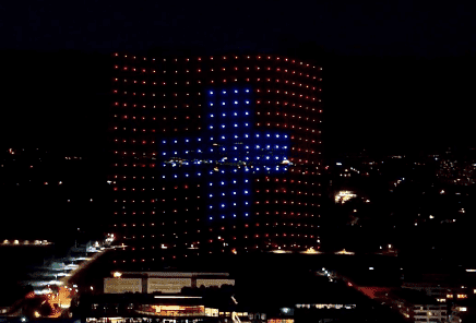 العلم السويسري يتكون من طائرات بدون طيار خلال العطلة الوطنية