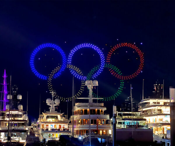 anelli olimpici formati da droni luminosi Drone Show Monaco 2024