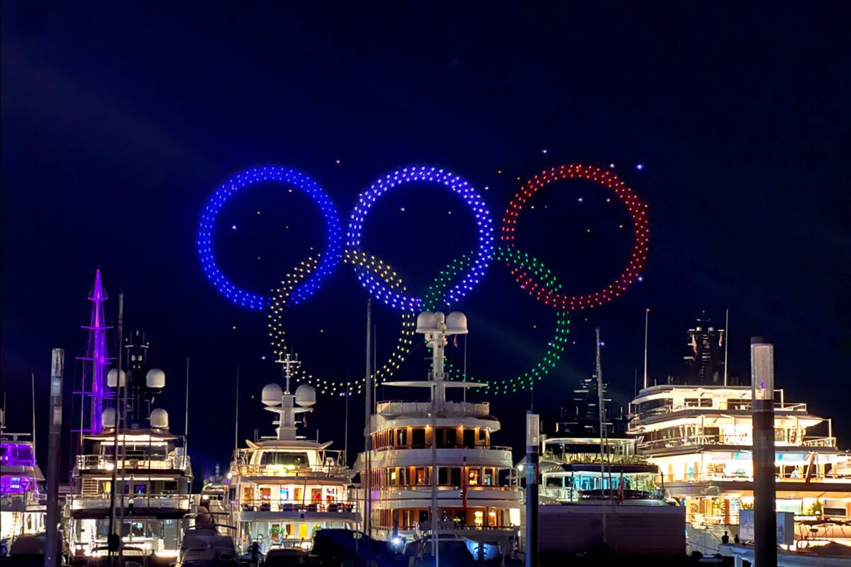 gli anelli delle Olimpiadi formati da droni luminosi durante uno spettacolo