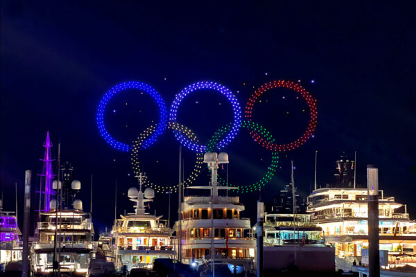 Olympische Ringe aus Leuchtdrohnen Drohnenshow Monaco 2024