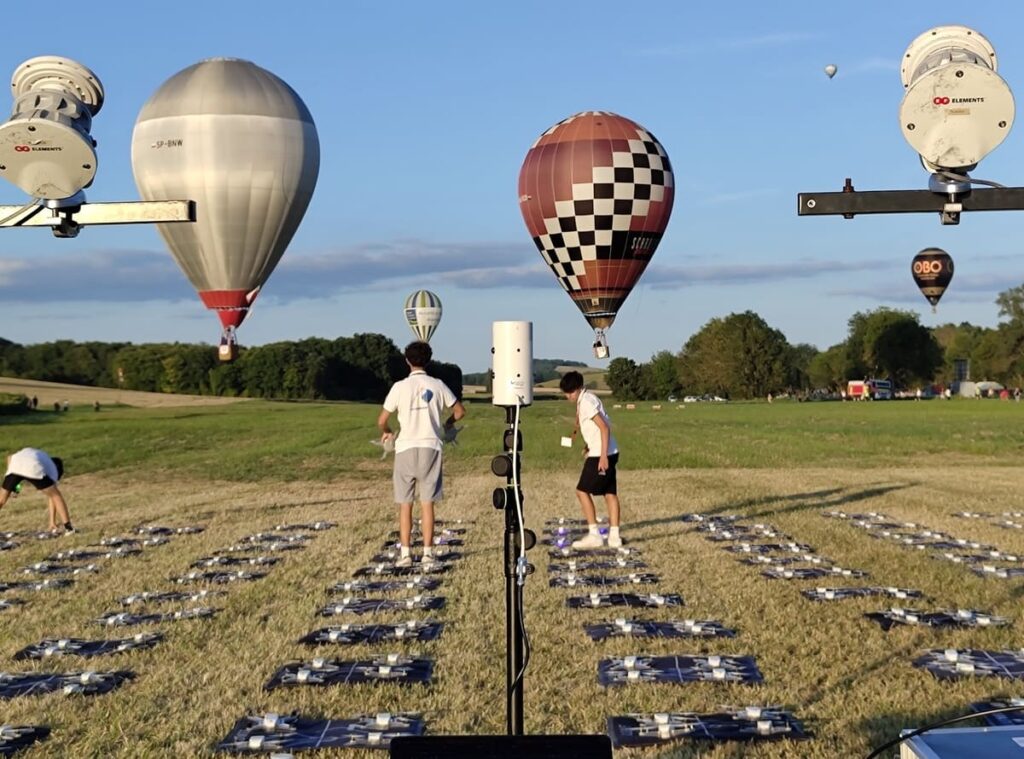 Lanzamiento de drones durante el espectáculo de la Copa Europea de Globos Aerostáticos 2024