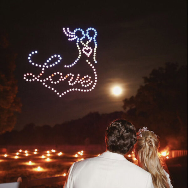 espectáculo de drones boda mensaje de amor de Allumee