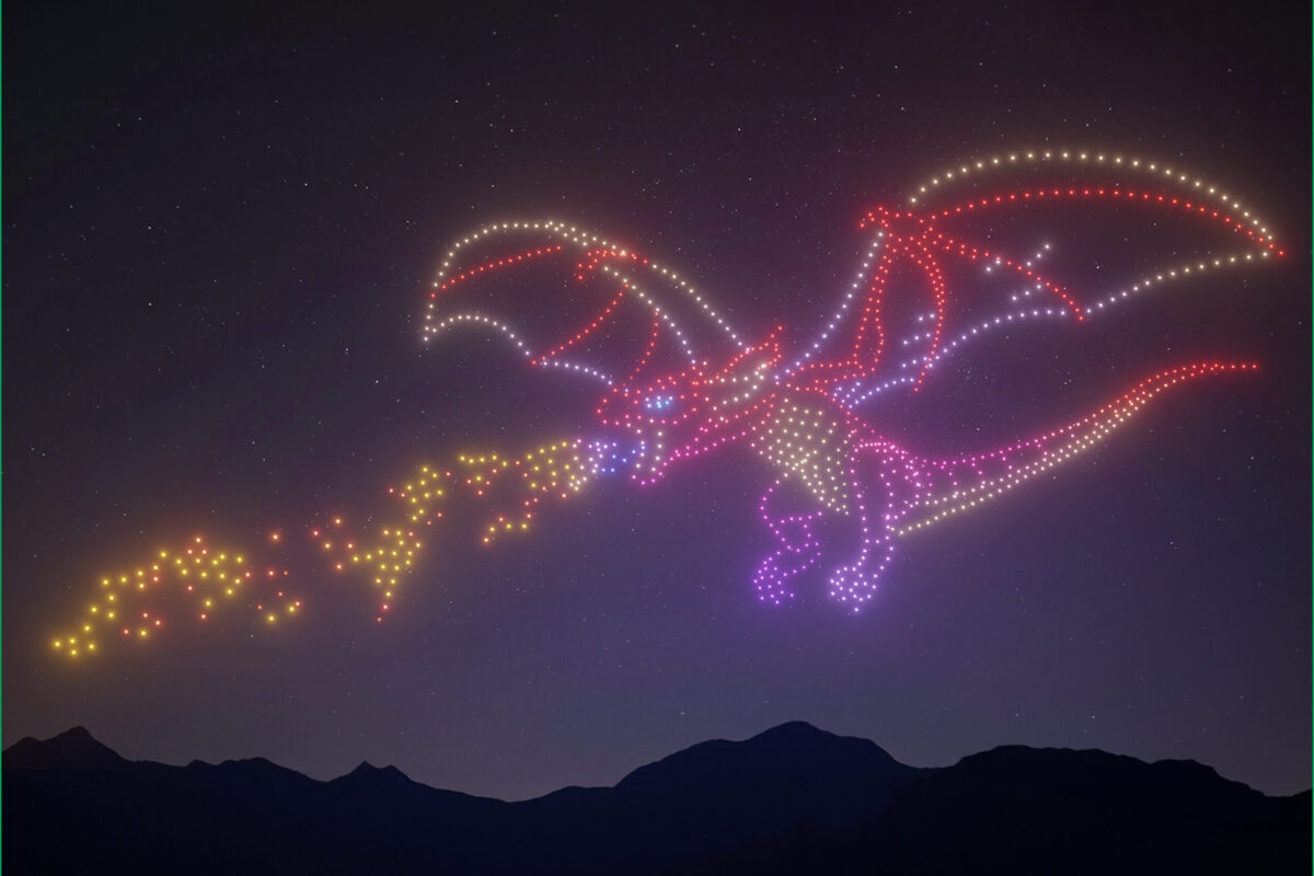 spettacolo di droni che formano un drago luminoso nel cielo