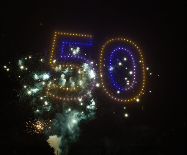 espectáculo de drones logo de empresa 50 años con pirotecnia