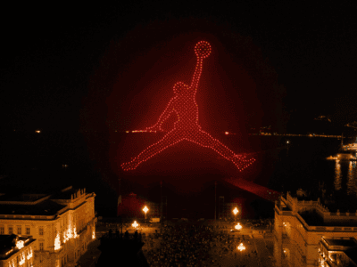 spectacle de drones à Trieste hommage à Michael Jordan