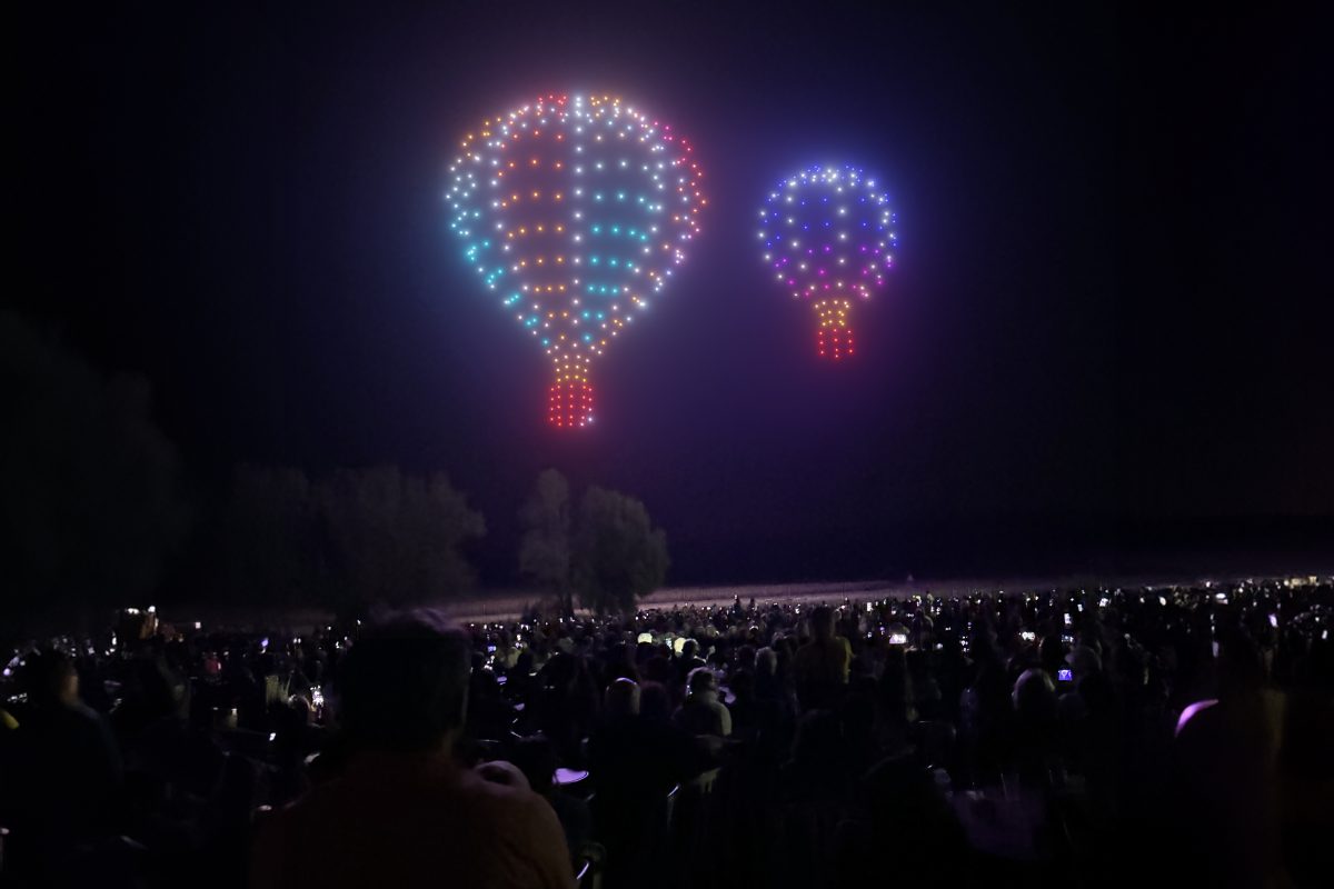 Luminous drones forming hot air balloons