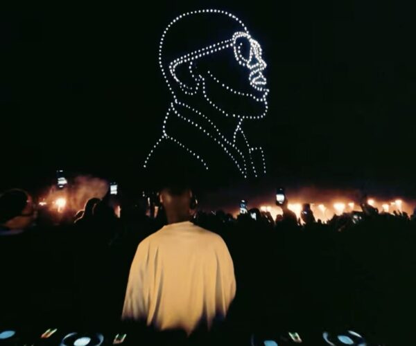 drone show de 600 drones pour Black Coffee