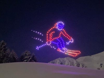 représentation d'un skieur lors d'un ballet aérien de drones à serre-chevalier