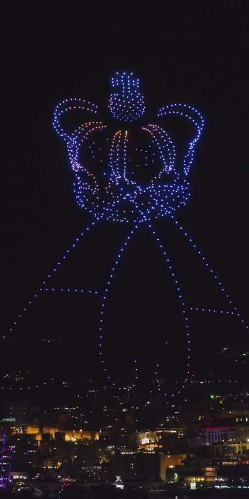 Corona representada durante un espectáculo de drones en Mónaco