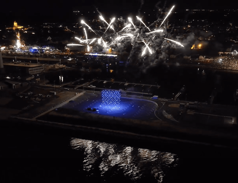 عرض الطائرات بدون طيار والألعاب النارية