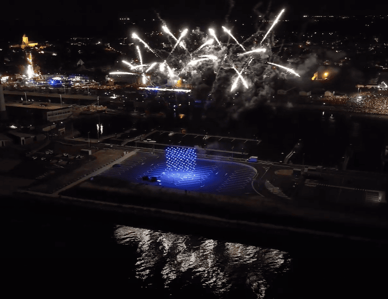 Espectáculo de drones y fuegos artificiales