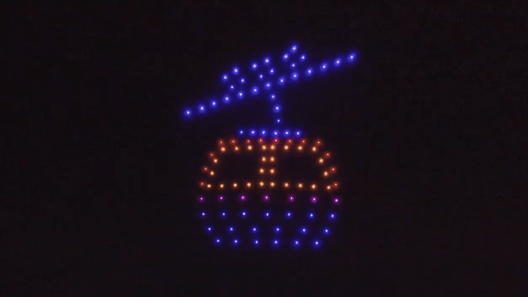 100 drones formando un teleférico durante un espectáculo