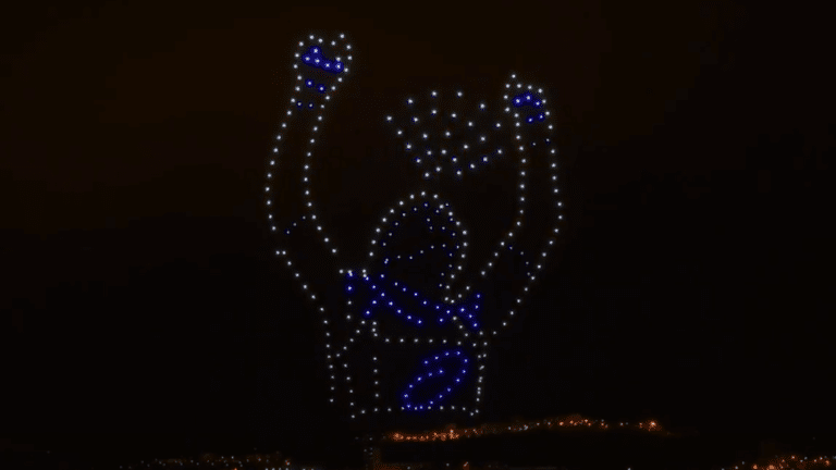 atleta levantando las manos formado por un enjambre de drones de espectáculo