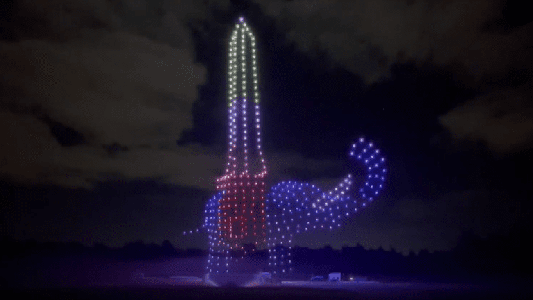 Elefante entrenado durante espectáculo de drones