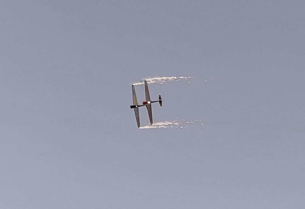 Drohne fliegt im grauen Himmel