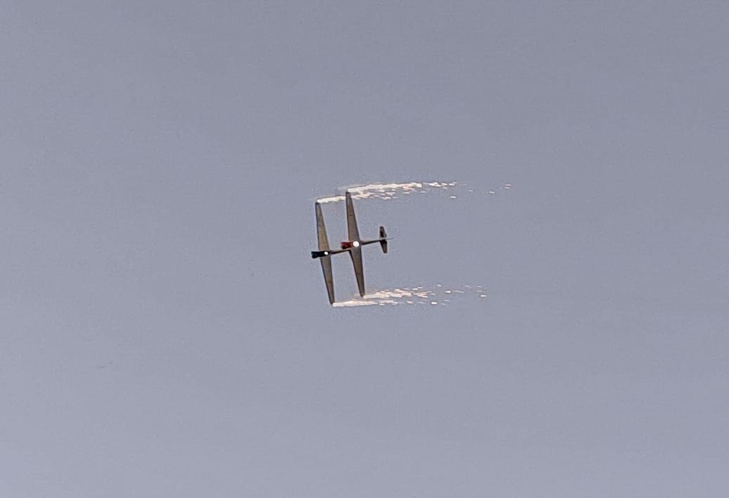 un dron volando por el cielo gris