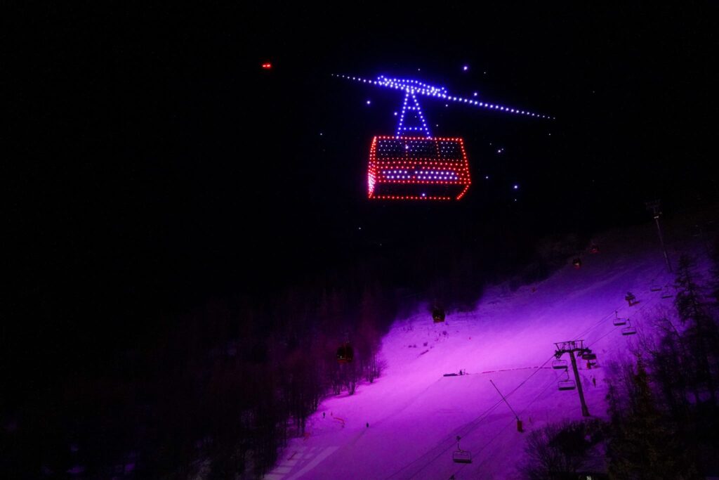 scena personalizzata esclusiva di una funivia formata da droni alla stazione di Serre-Chevalier