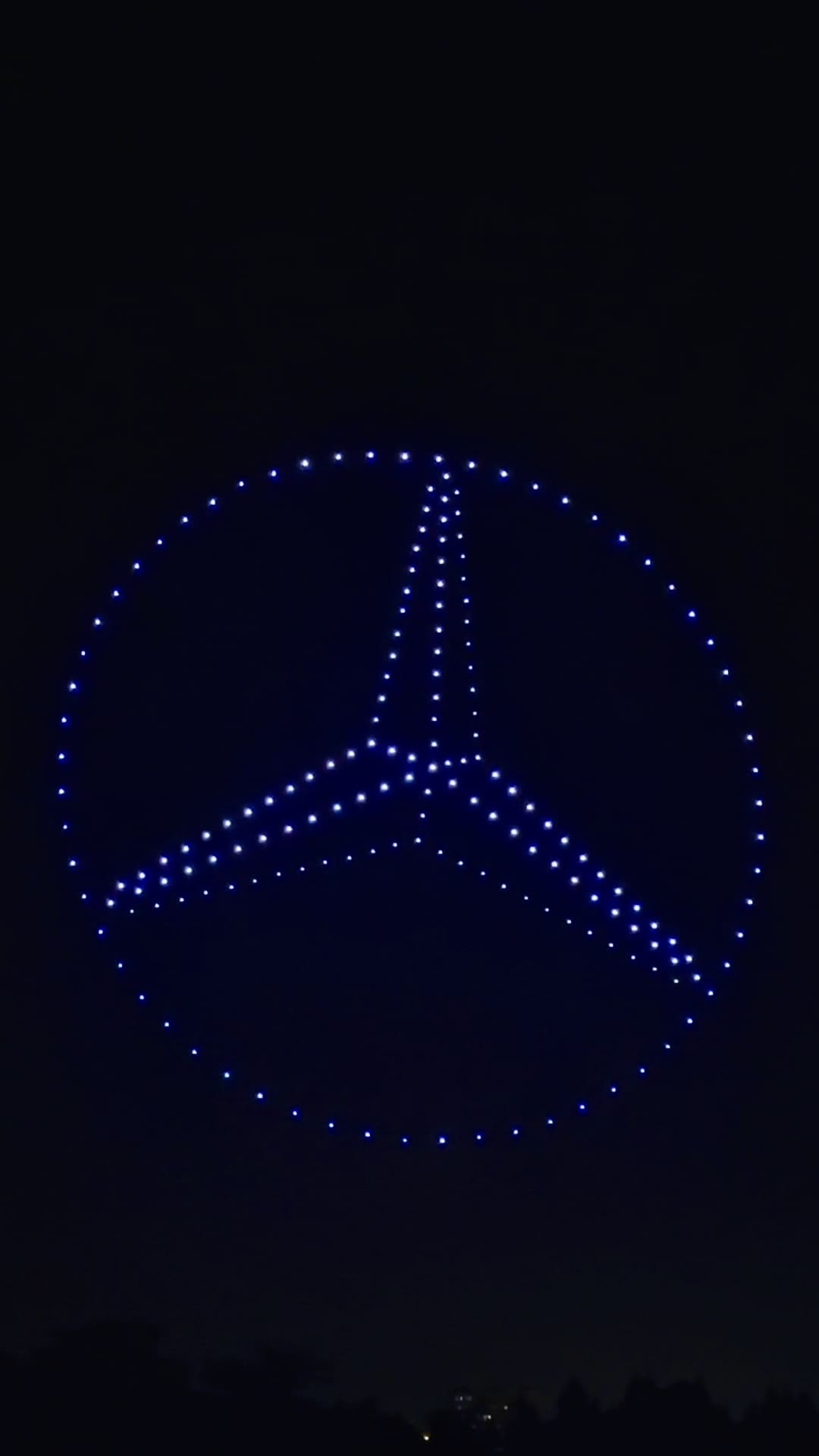 drones que forman el logotipo de Mercedes-Benz