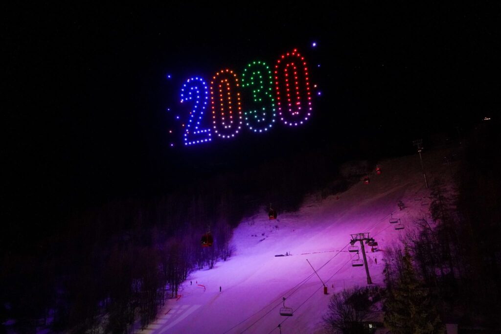 logo delle Olimpiadi del 2030 formato da droni