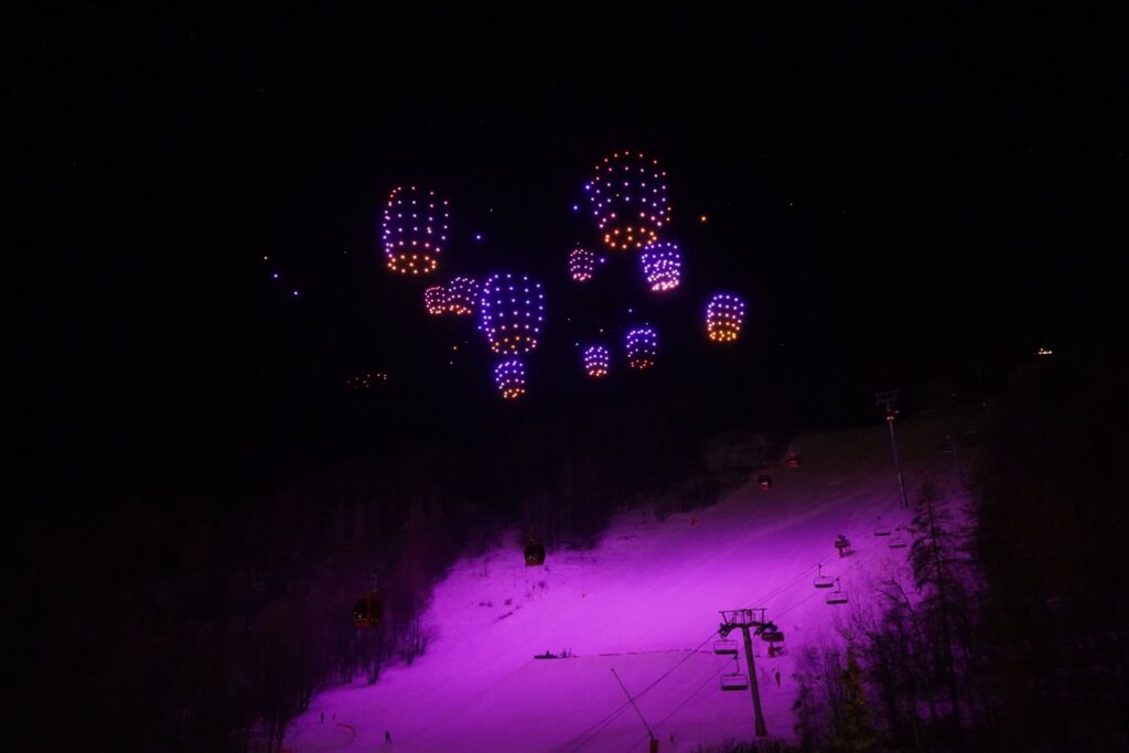 formaciones de drones en forma de faroles en Serre-Chevalier