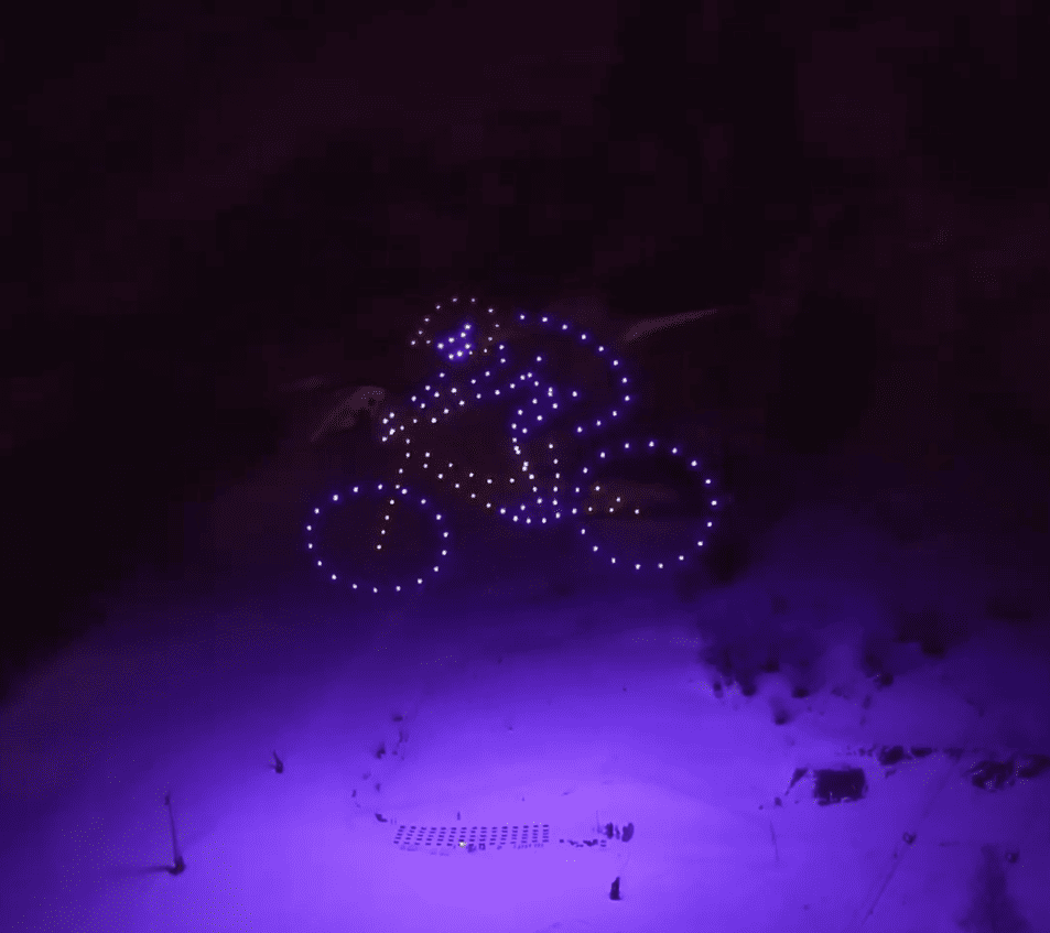 bmx durante uno spettacolo di droni a les 2 alpes