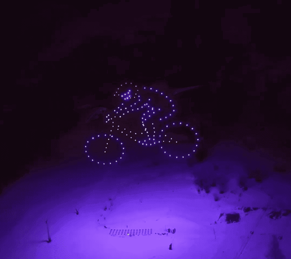 bmx lors d'un spectacle de drones aux 2 alpes