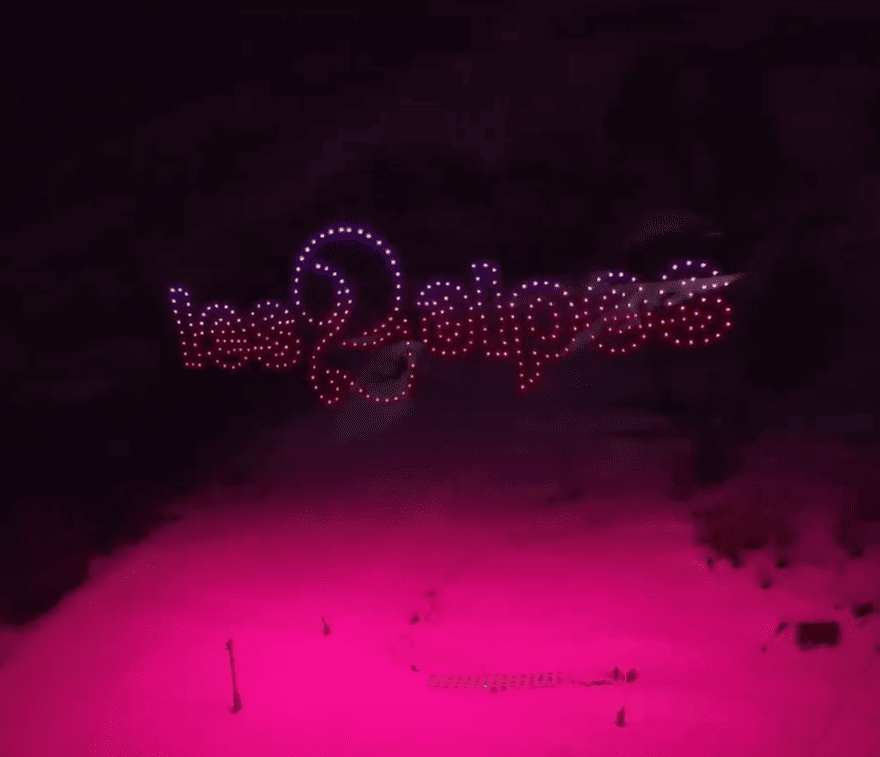 Les 2 Alpes formate dai droni nel cielo