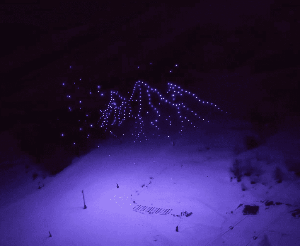 catena montuosa formata durante lo spettacolo dei droni a Les 2 Alpes