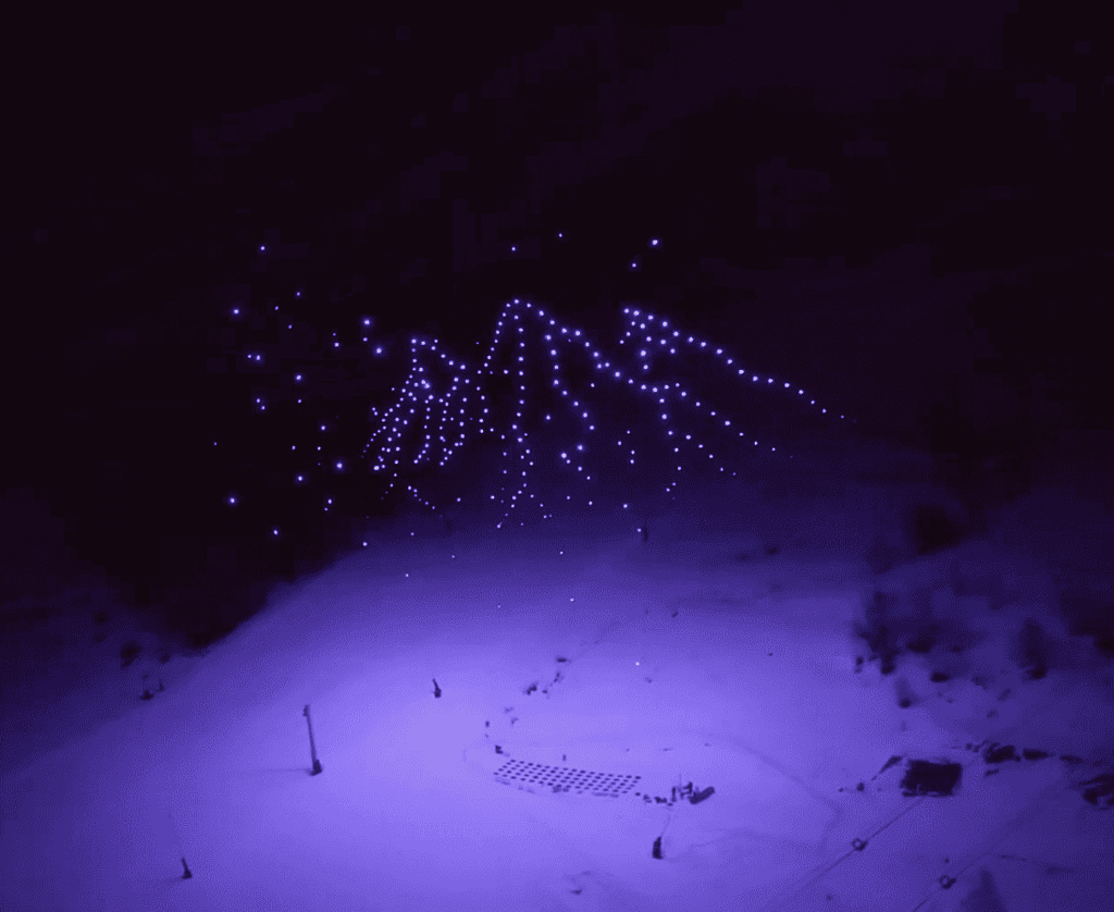 chaîne de montagnes formée lors du spectacle de drones aux 2 alpes
