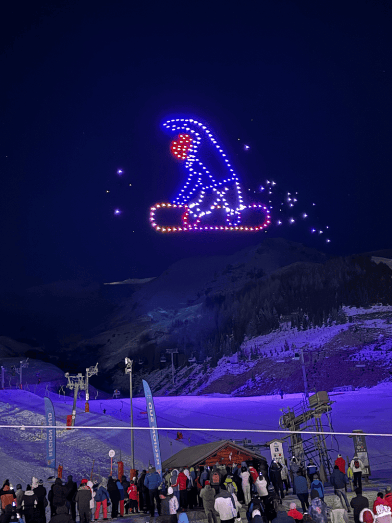 snowboarder formé par des drones lors du spectacle aux arcs 1800