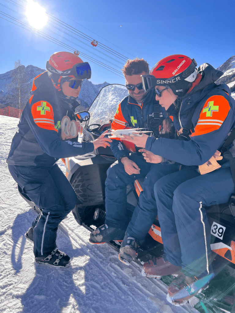 Pilotos de drones alrededor de un dron