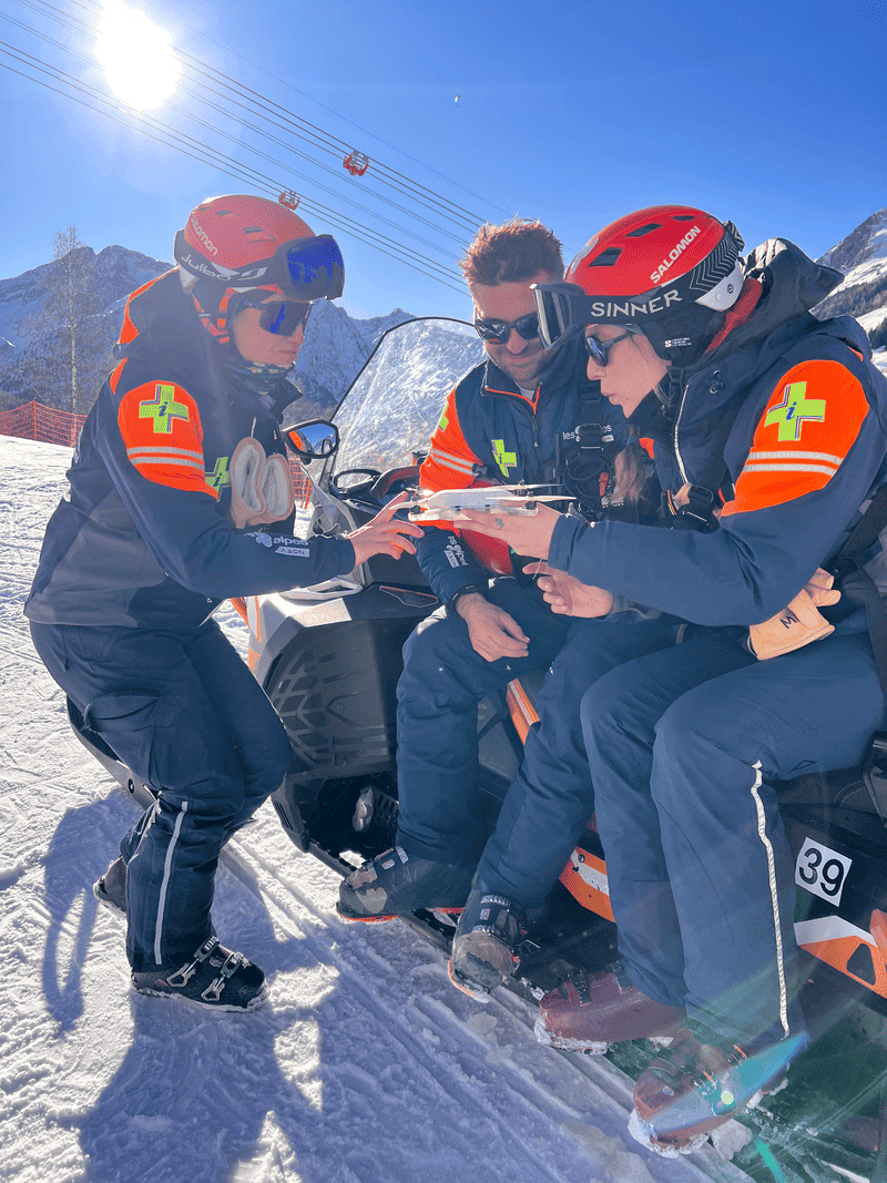 pilotos de drones reunidos alrededor de un dron