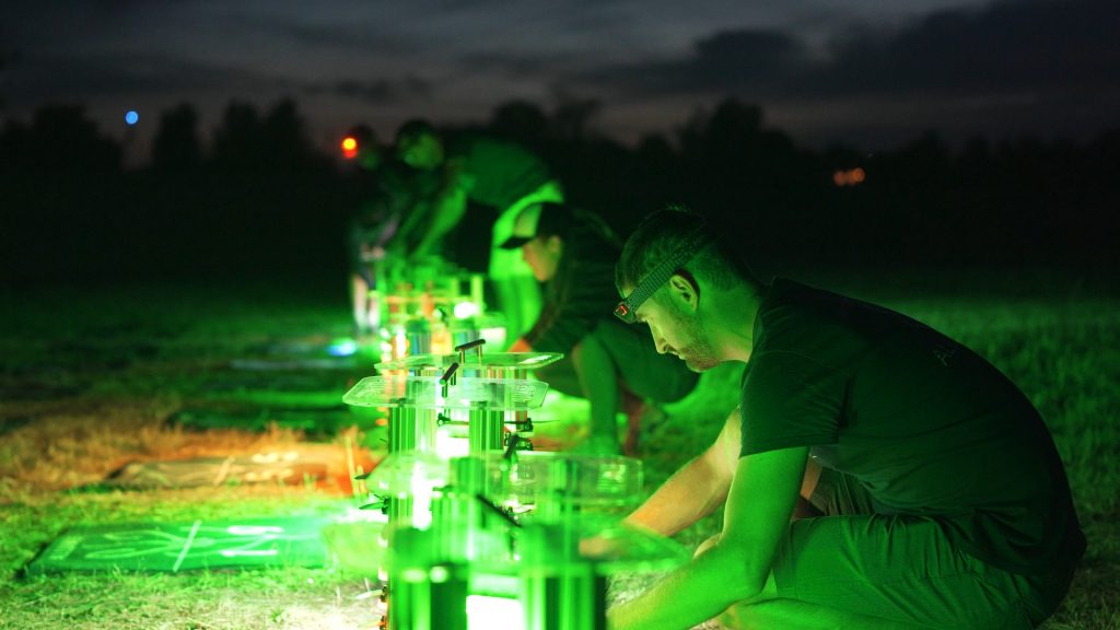 المهندسين الذين يعملون في عرض الطائرات بدون طيار