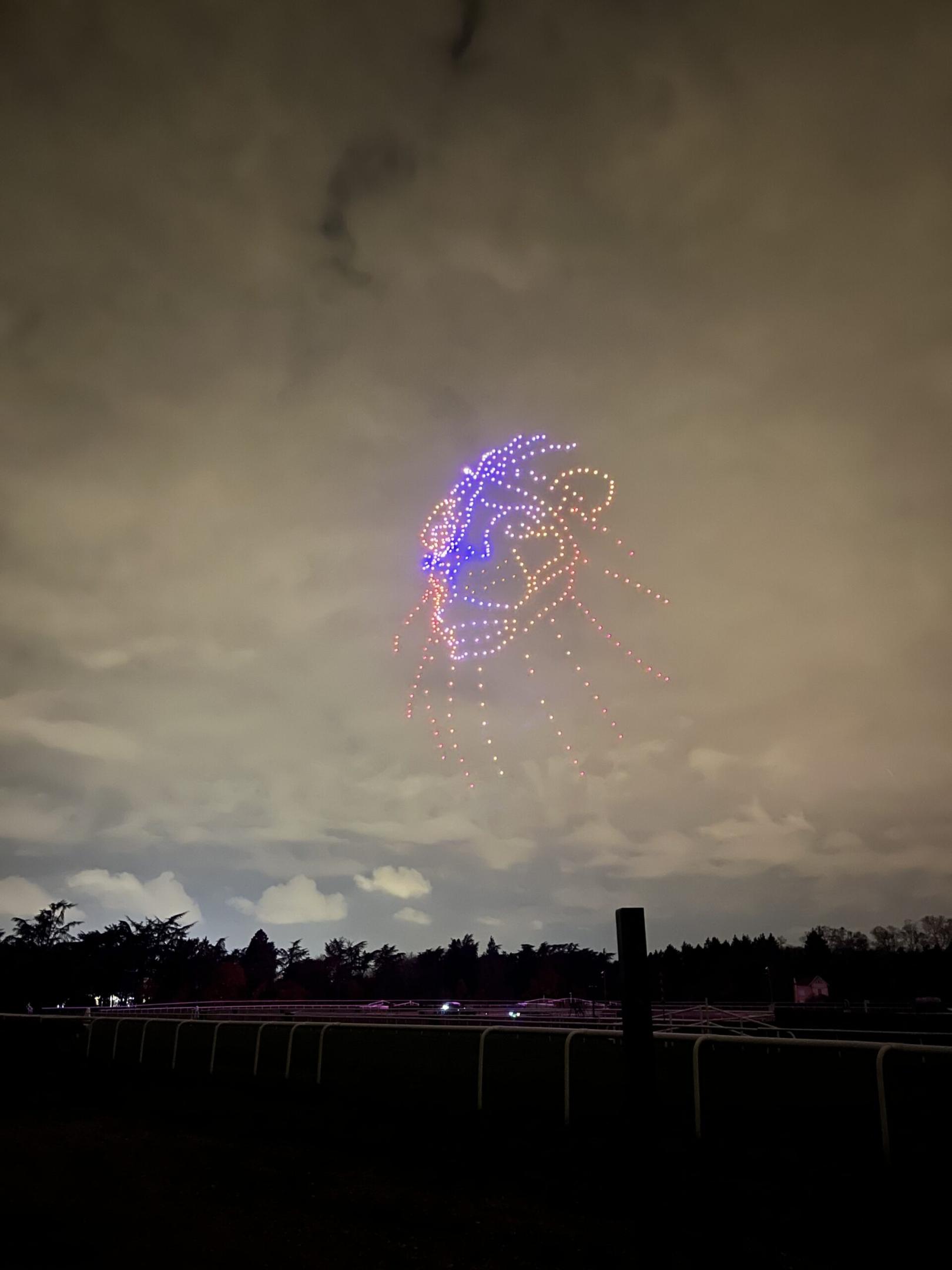 una figura de león en el cielo durante un espectáculo de drones en la Fiesta de las Luces de 2023
