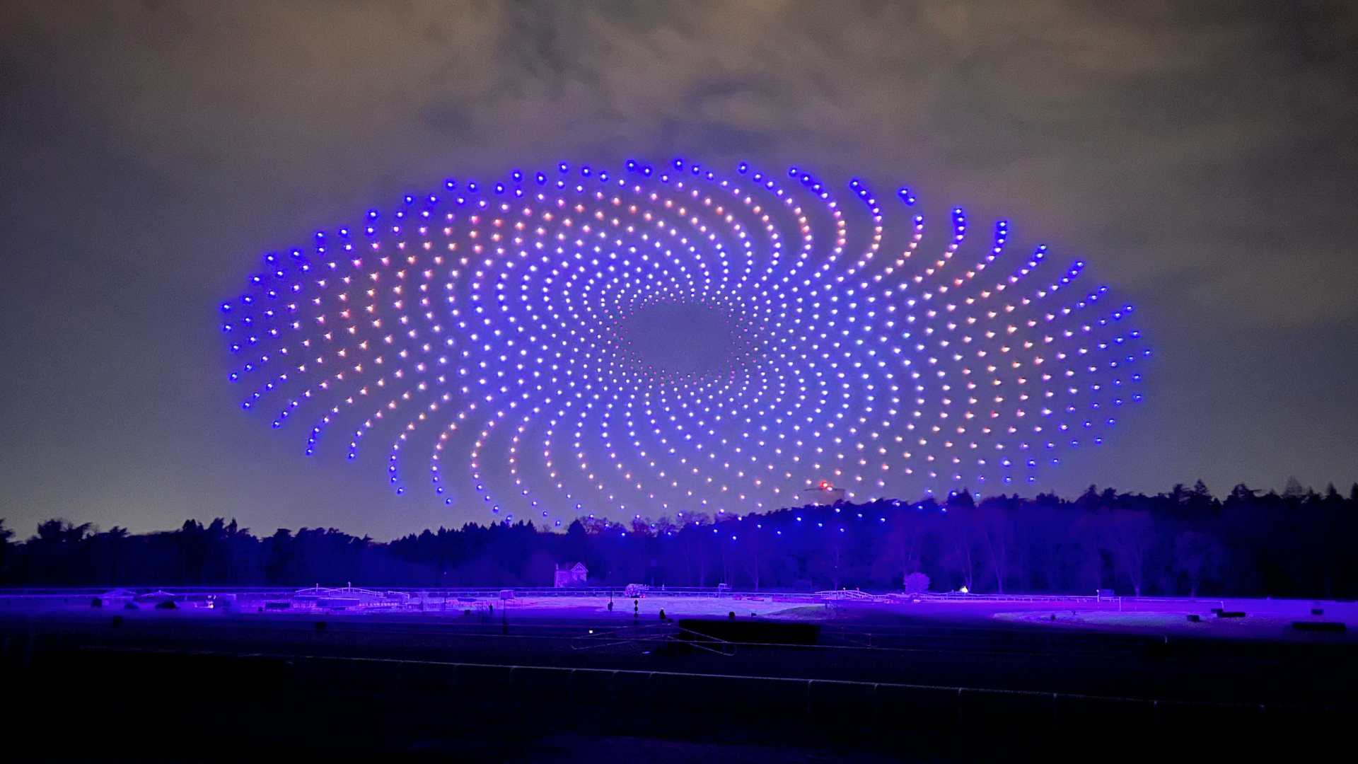 Schwarm Drohnen, die eine Spirale bilden