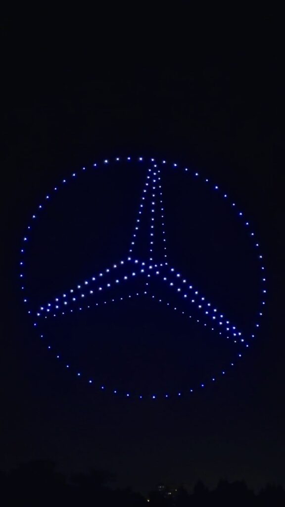 droni che formano il logo Mercedes Benz