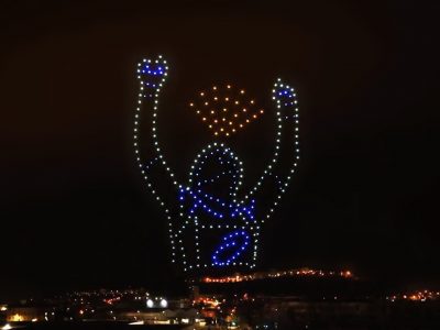 Logotipo de la marca Asics formado por drones en el cielo nocturno