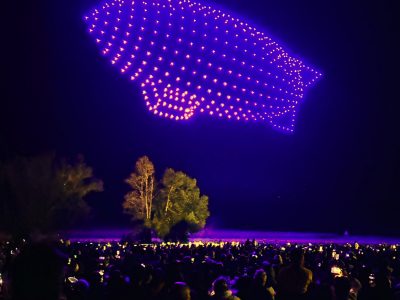 Dirigible hecho con drones luminosos durante un espectáculo.