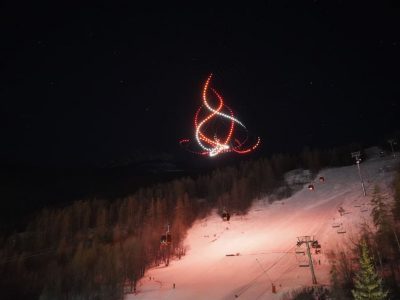 Llamas que brillan en el cielo gracias a drones de luz