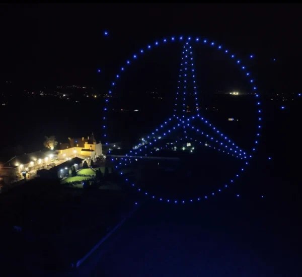 spettacolo di droni logo Mercedes di Allumee