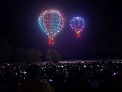 Drones luminosos formando globos aerostáticos