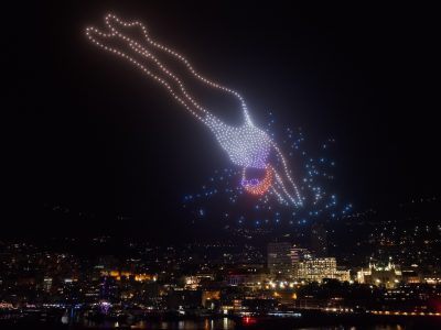 Buzo entrenado por drones durante un espectáculo.