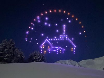 Espectáculo de drones formando un chalet en Serre-Chevalier