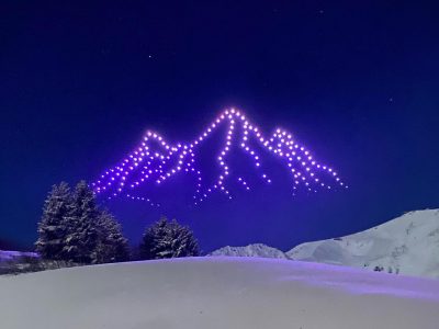 drones formando una montaña durante un espectáculo