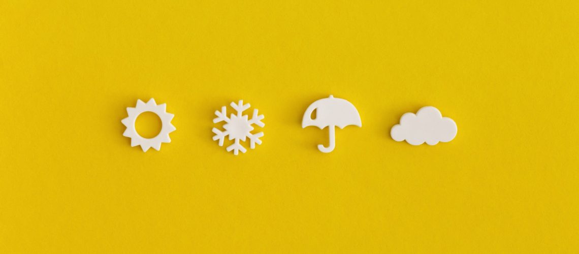 تعيين أيقونات الطقس على خلفية صفراء. مفهوم التنبؤ بالطقس. الطقس بدون طيار